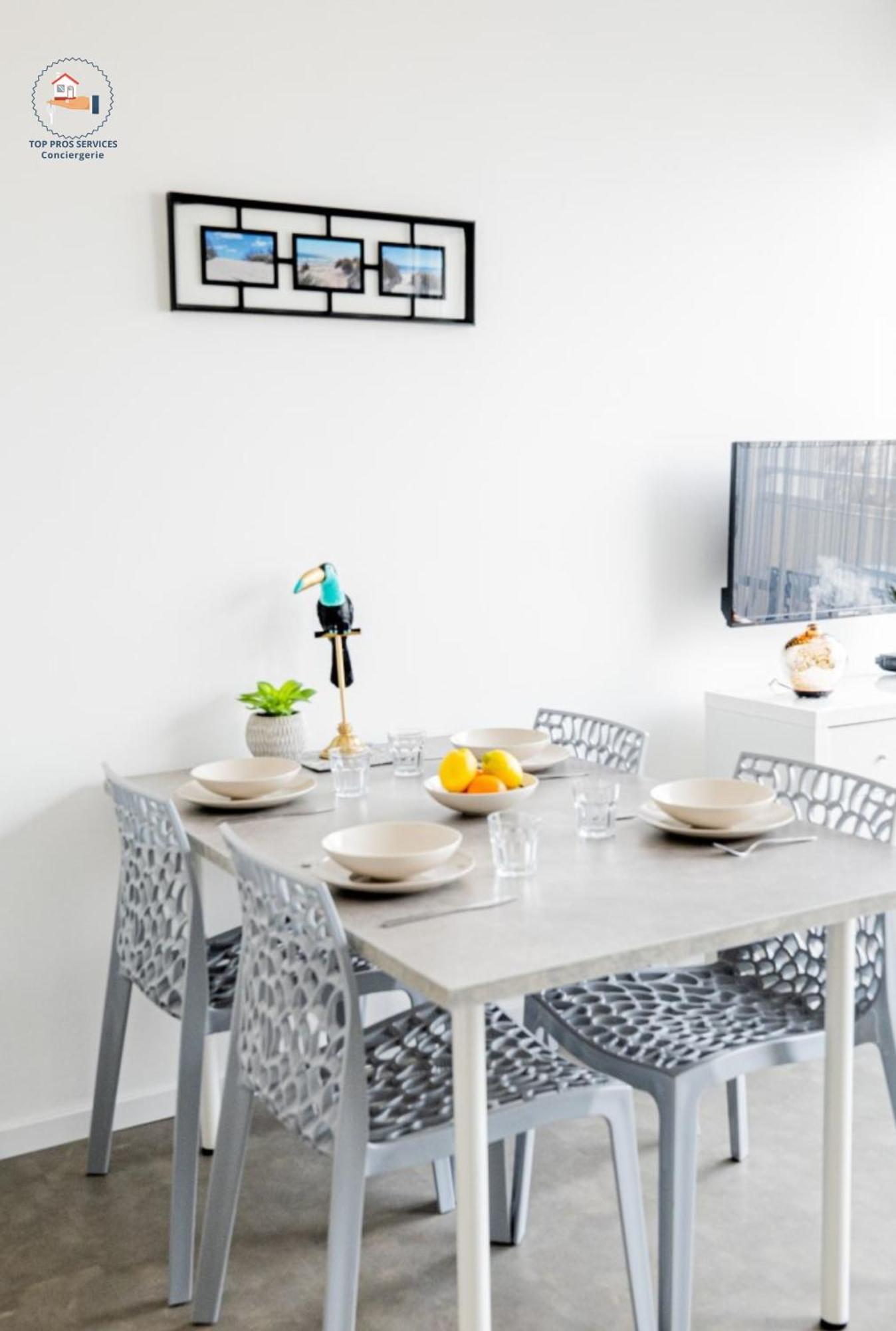 Le Pacifica: Beachfront With Parking, Wi-fi & Ac